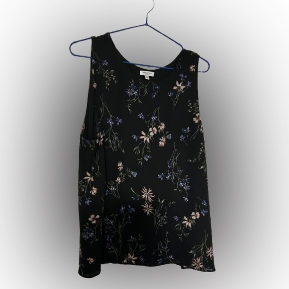 EUC Reitmans Black Floral sleeveless blouse